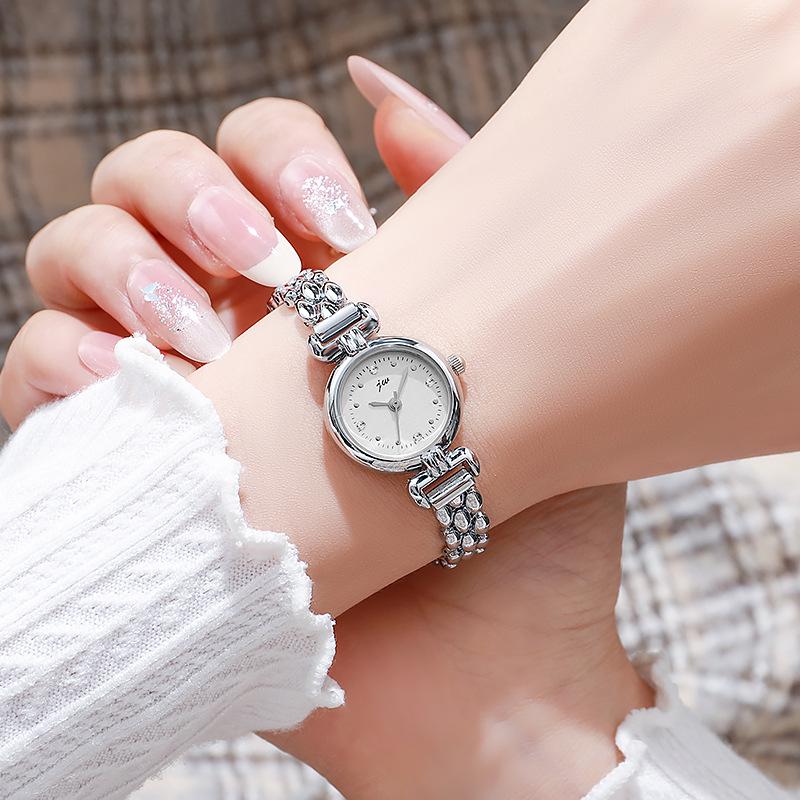 Elegant Women's Small Dial Steel Bracelet Watch: Light Luxury for Students and Ladies