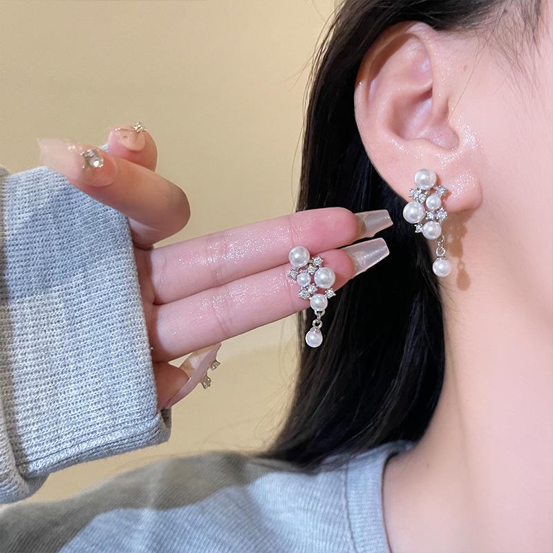 French Retro Temperament Pearl Earrings Women's Design Sense Small Grape String Commuter Earrings Light Luxury Niche Earrings