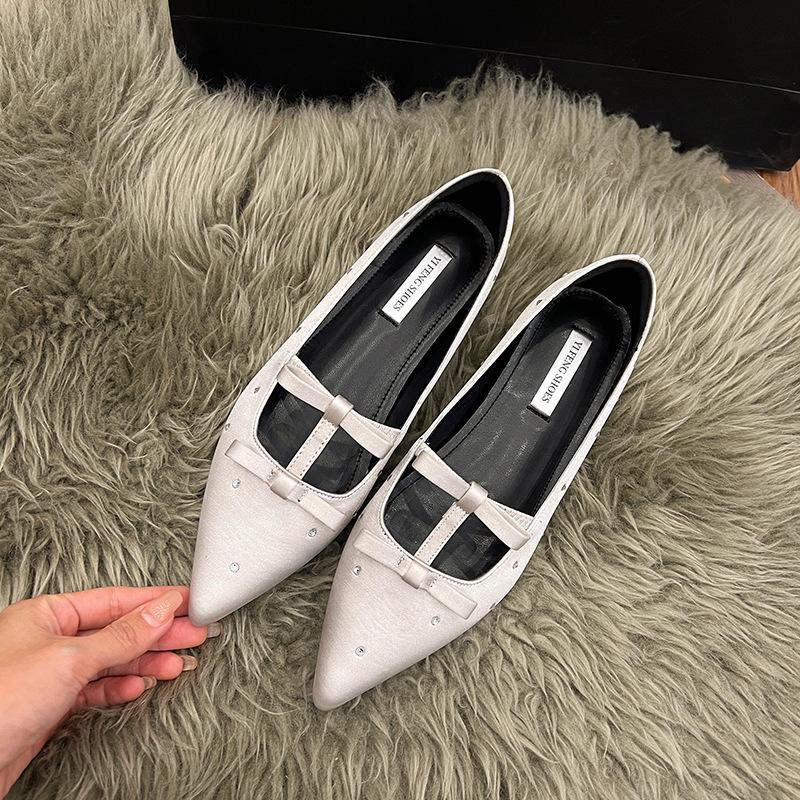 Sheepskin version inner height-increasing shoes women's 2025 spring new black bow temperament socialite pointed head flat sole shoes rhinestone