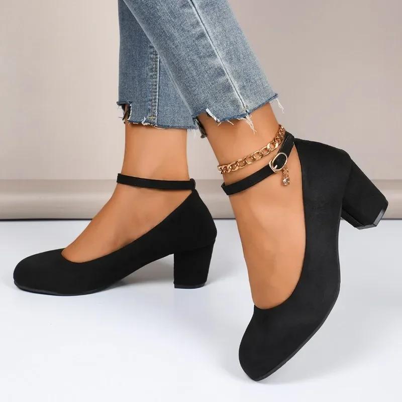2025 Hochwertige Damenschuhe Neu Runde Zehenpartie Einfarbig Wildleder Flacher Ausschnitt Dicker Absatz Ein-Riemen-Schnalle Damen High Heels