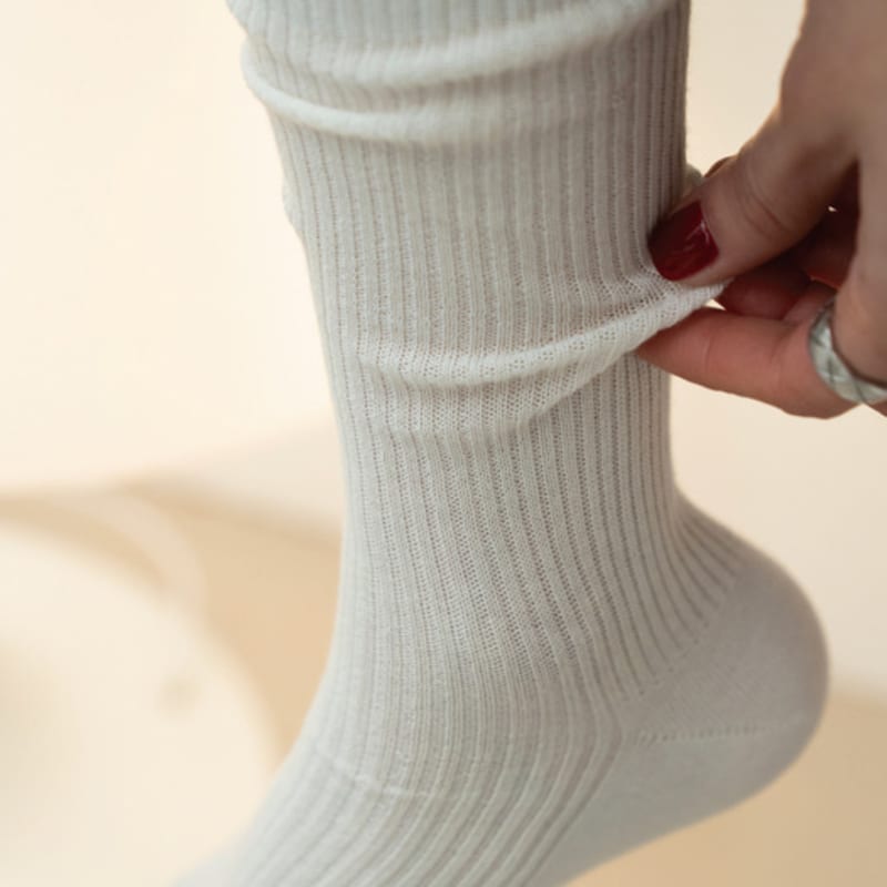 hiig [no.130] ivory long loose bud socks