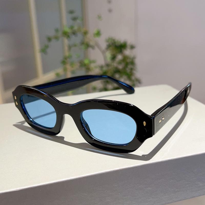 Luxury Brand Designer Small Frame Sunglasses Women Vintage Fashion Sun Glasses For Men Trendy Punk Rivet Hip Hop Shades Uv400