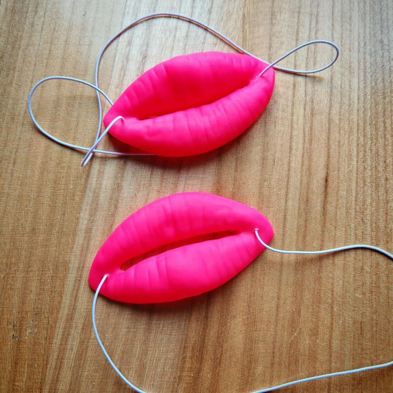 Realistic Red Lips Sausage Joke Prop for Funny Party Cosplay Halloween Gag Thick Novelty Accessory for Photo Booth