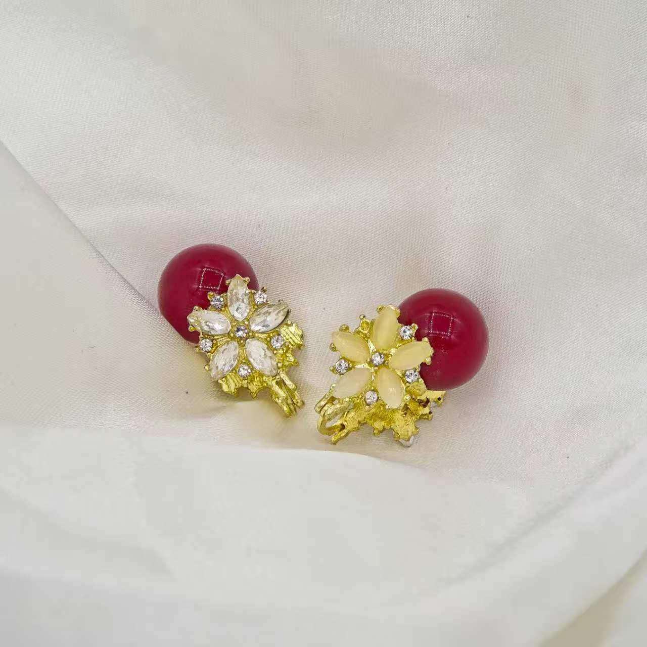 French Vintage Double-Sided Floral Pearl Earrings for Women – Elegant Retro Stud Accessories