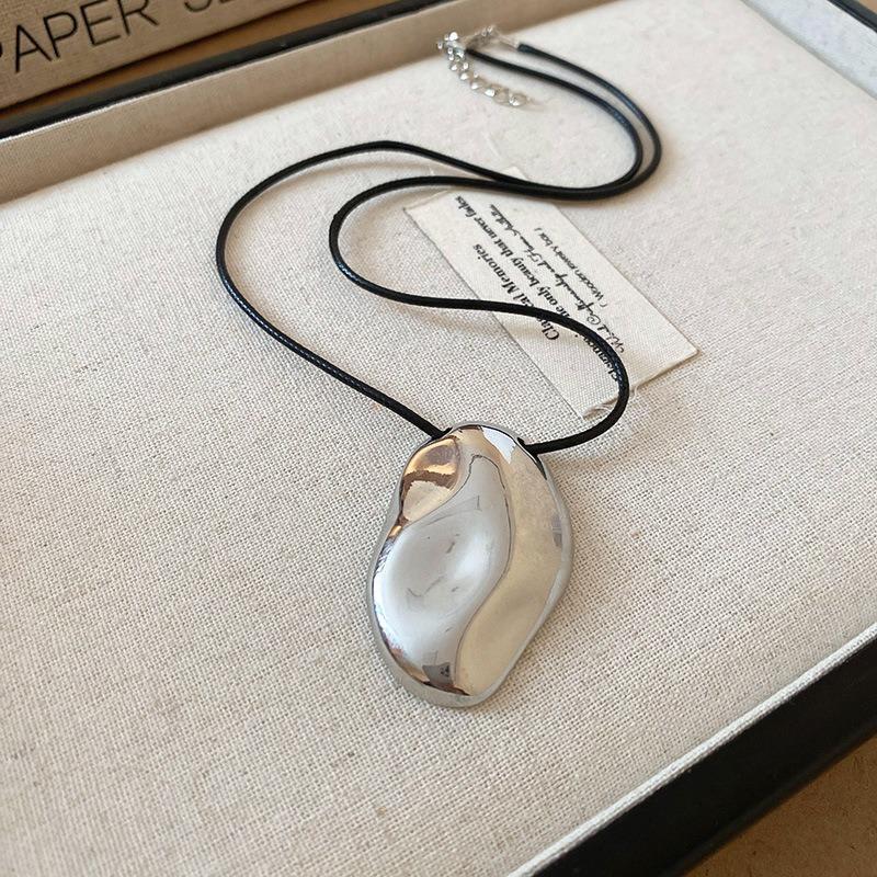 Brushed water drop love pendant, pull-out necklace, simple and high-end sweater chain, niche cold wind necklace jewelry
