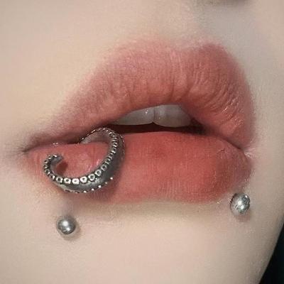 1 Stück Tintenfisch-Lippen-Lippenring, perforierte Edelstahl-Ohrringe, Tragödie, Knorpel-Ohrklappen-Ohrringe für Damen und Herren, YSL