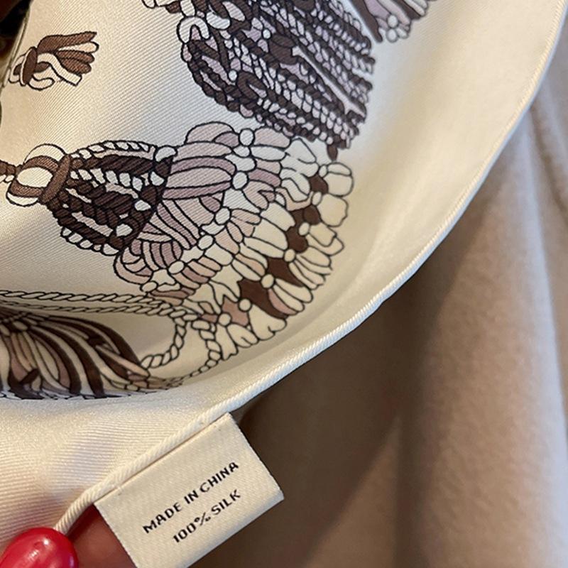 It'S Only 30. Jiang Shuying Wang Manni Has The Same Silk Scarf. Wang Manni 110 Silk Square Scarf. Silkworm Silk Is Versatile.