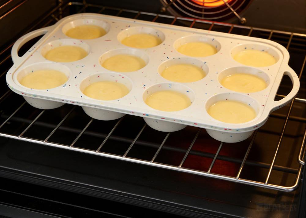 Moule à Muffins en Silicone avec Capacité de 12 Cavités Antiadhésif Silicone de Qualité Alimentaire pour la Cuisson des Muffins, Cupcakes et Desserts Résistant au Four Plateau de Cuisson Flexible