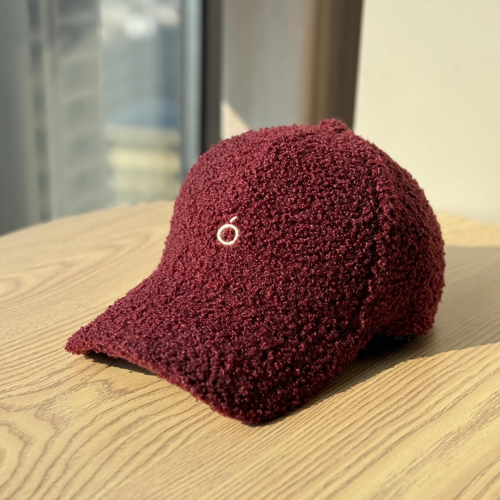 

Korean-style lamb wool baseball cap for women, new autumn and winter thickened, warm, windproof, duckbill cap, hard-brimmed hat for men, trendy Adult54-60Adjustable вина червоного кольору
