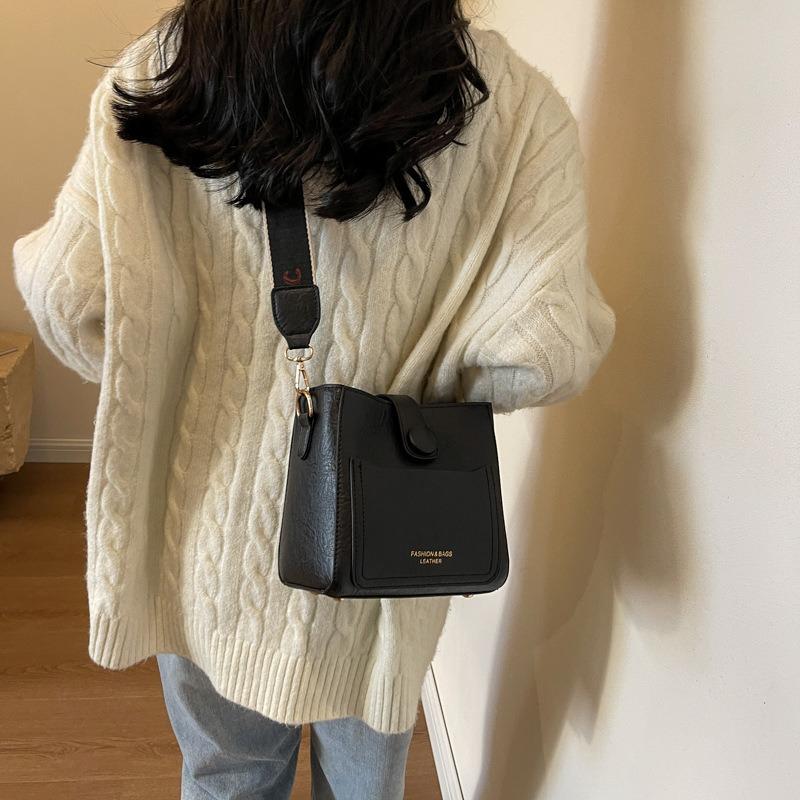 Retro versatile handbag bag women's autumn and winter new wide shoulder strap messenger bag women's premium texture shoulder bag bucket bag