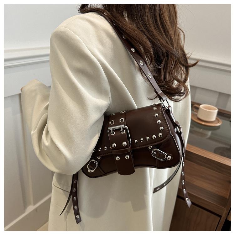 Modische Schultertasche aus Kunstleder für Damen Punk-Stil Nieten Hobo Handtasche mit Kettenriemen