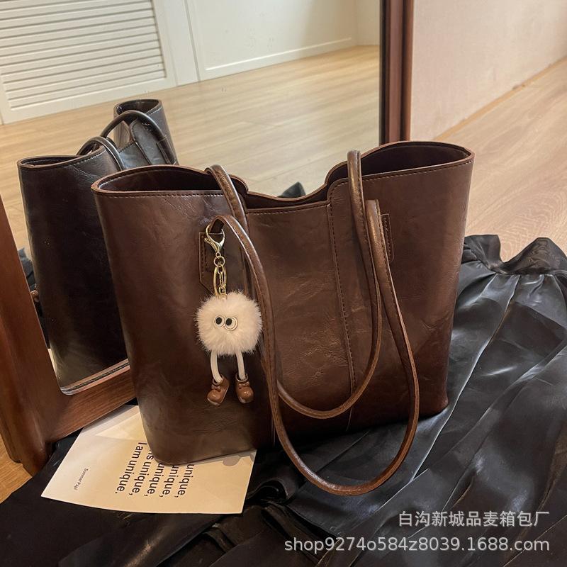 

Commuter to work Large capacity tote bag Women s 2025 Autumn and winter retro fashion casual shoulder bag Premium feeling underarm bag темно-коричневого кольору