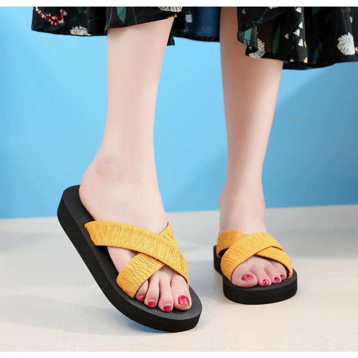 Женские шлепанцы на плоской подошве — фото 5