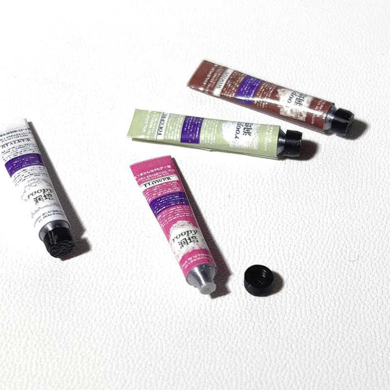 2 szt. Miniaturowy krem do rąk do domku dla lalek, dekoracja sceny makijażu, akcesoria do domku dla lalek, mini rekwizyty kosmetyczne