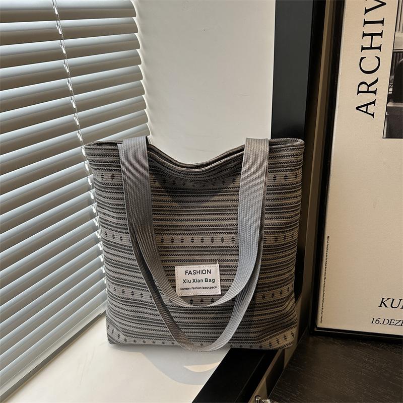 

2025 new embroidered five-pointed star deep and light striped denim shoulder bag large capacity student portable shopping bag серый