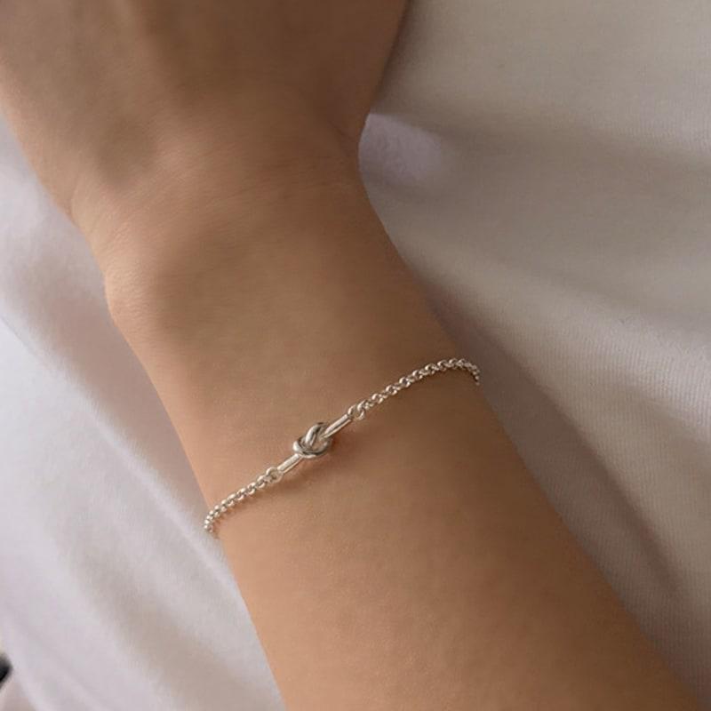 

Melliv Silver Knot Bracelet_mvb20 ver01-19cm