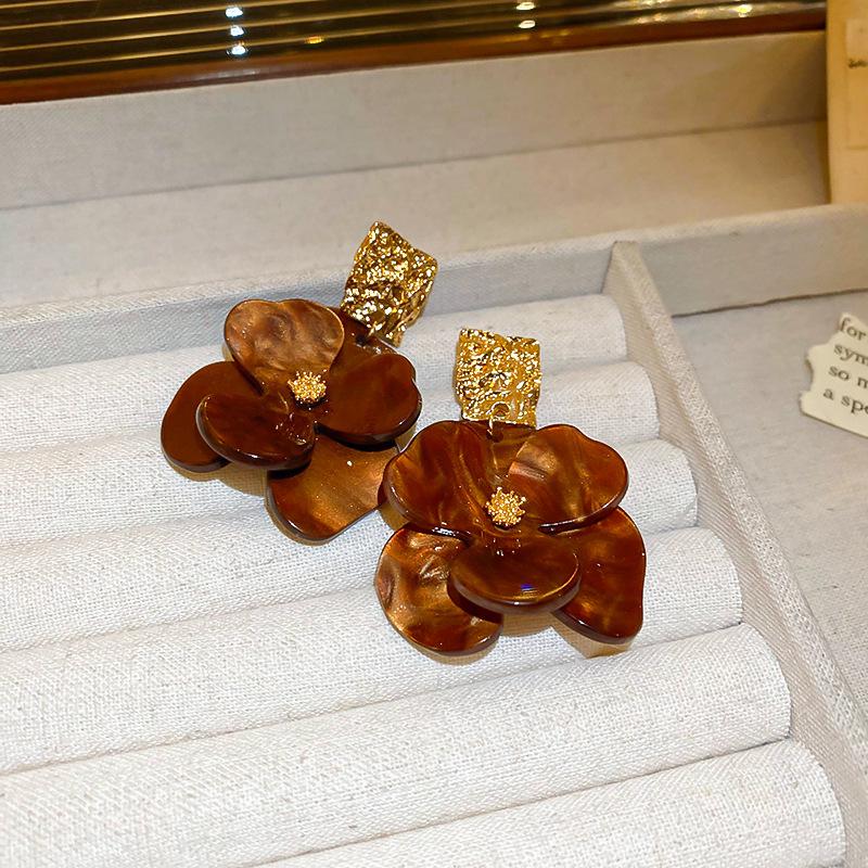 Maillard Coffee Retro Heart Hong Kong Style Versatile Stud Earrings - Niche Fashion Design