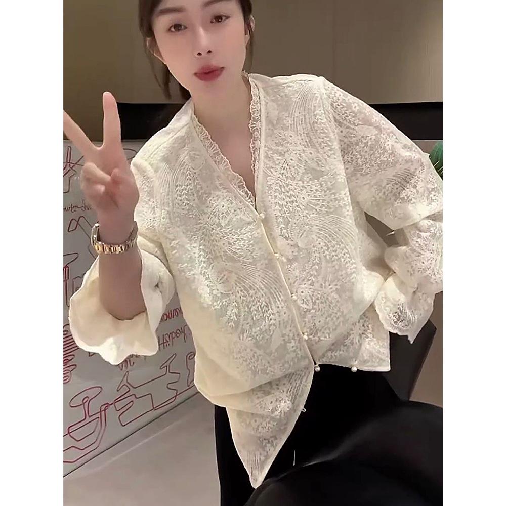 

Весна 2025 Женская блузка с V-образным вырезом, французским кружевом и вышивкой, с жемчужными пуговицами M [50-57.5 kg]