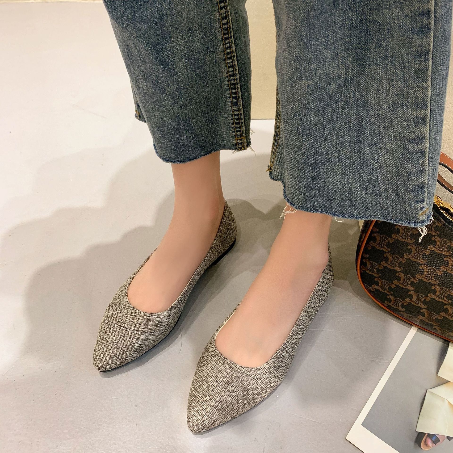 

Женские однотонные удобные повседневные туфли без шнуровки большого размера на плоской мелкой подошве для девочек 43 светло-серый