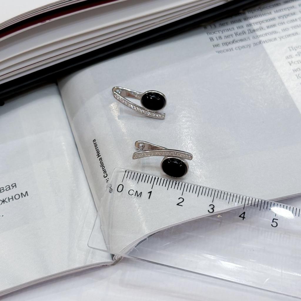 Серебряные серьги с натуральным ониксом, фианитами (60002092)