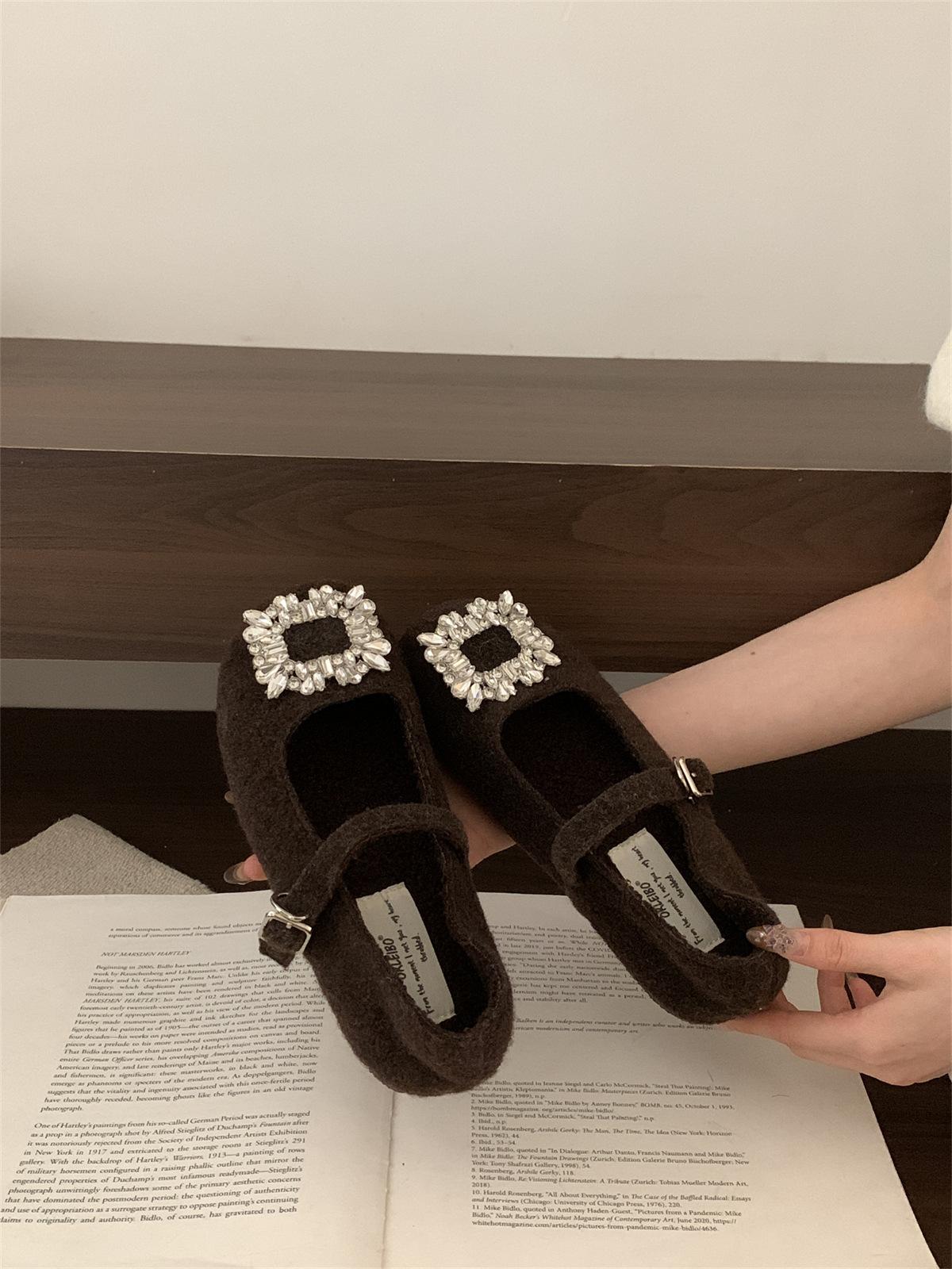 

Французские бархатные туфли Мэри Джейн на плоской подошве, пушистые, для женского осенне-зимнего сезона 2025 года, ретро, со стразами, для ношения с юбками, теплые 39 коричневый