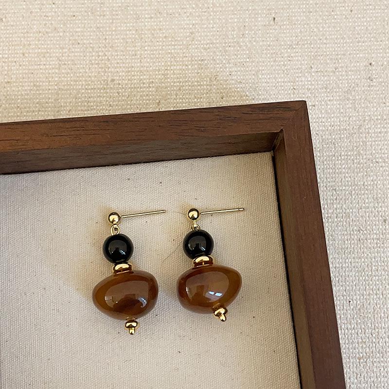 Exquisite Maelard Brown Resin Stud Earrings for Women: High-End, Fashionable, and Versatile Autumn/Winter Ear Accessories
