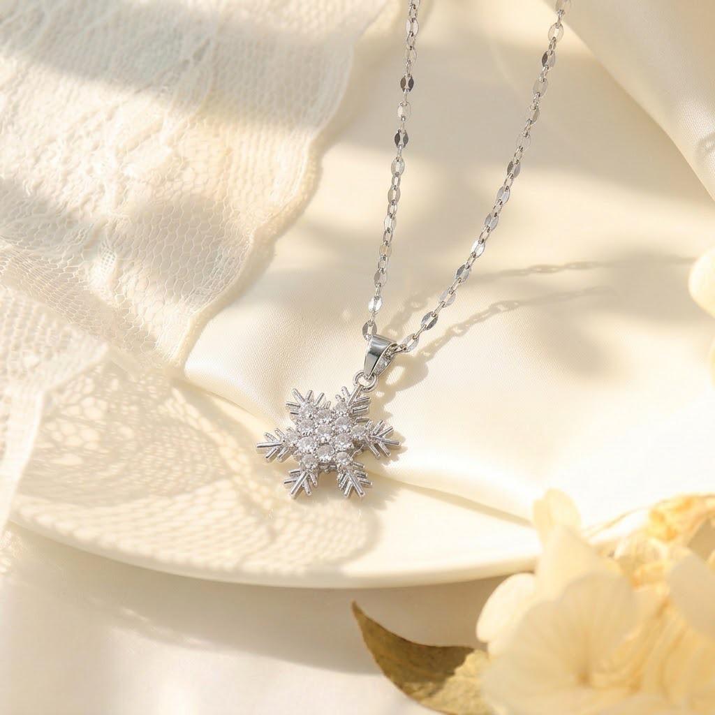 Women's Titanium Steel Rotatable Flower Necklace - Fashionable, Simple, Versatile Clavicle Chain Jewelry.