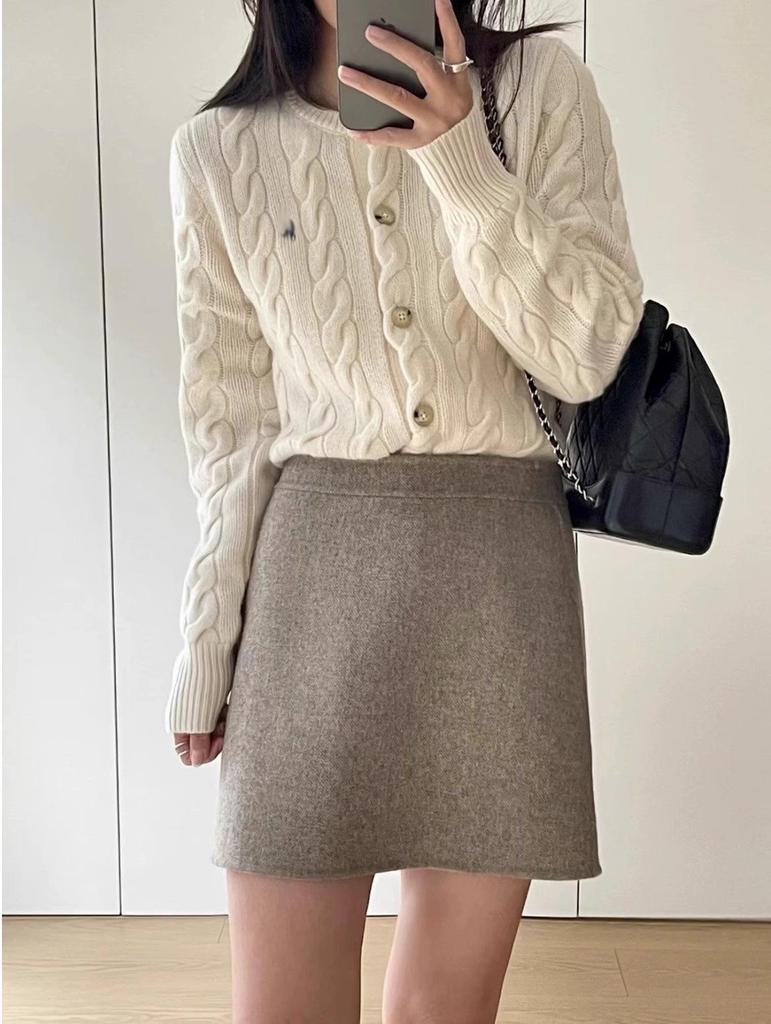 Cardigan lavorato a maglia grossa in lana con cavi e ricamo di pony vintage, maglione invernale da donna con scollo rotondo.