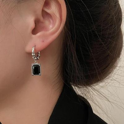 Vintage Black Zircon Ear Buckle Women's Light Luxury Fashion Temperament Design Daily Casual Versatile Ear Jewelry