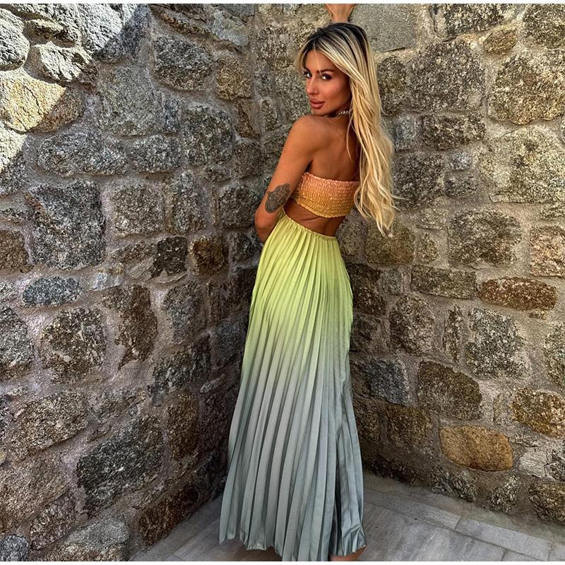 Летнее градиентное плиссированное женское платье с бретельками через шею без рукавов — фото 10