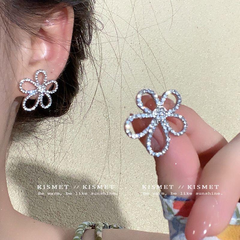 

Bright as a Star ~ Korean Style Earrings Women s Cut Out Five-Petal Flower Minimalist Elegant Rhinestone Earrings 2025 New Earrings Cut Out flower stud earrings