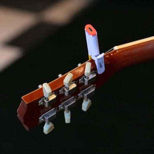 ¿Sintonizadora? Afinador de Guitarra de Clip ? ¡Rockea tus canciones con estilo! Perfecto para Guitarras Eléctricas, Acústicas y Bajos, Más Ukelele ? Recargable por USB C y Pr