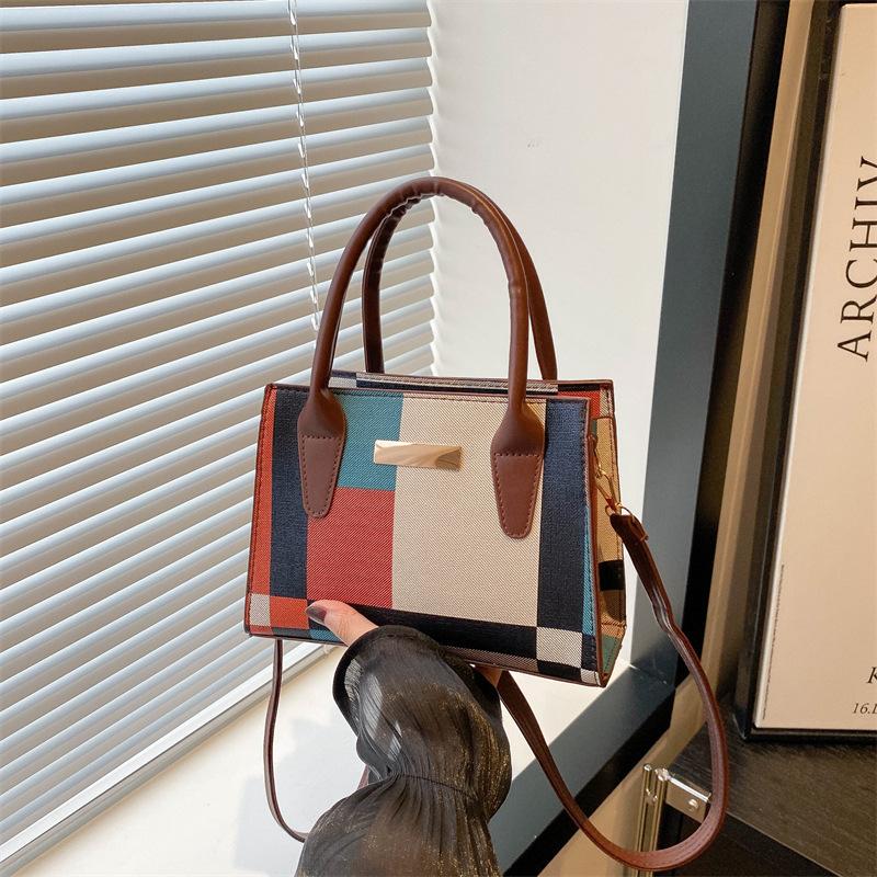 

Contrasting color bag women s 2025 fashion new foreign style women s handbag commuting versatile shoulder messenger bag small square bag разноцветный