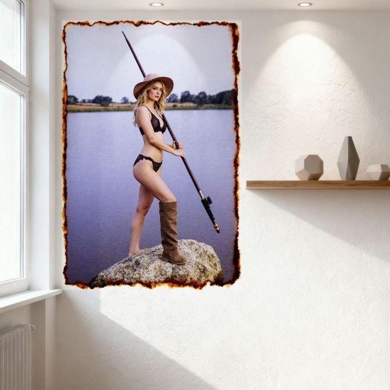 Sexy Frau in schwarzer Spitzenunterwäsche & braunen Wildlederstiefeln Metallschild Vintage Rostbrauner Rand Blechposter für Bar Heimwanddekor 8