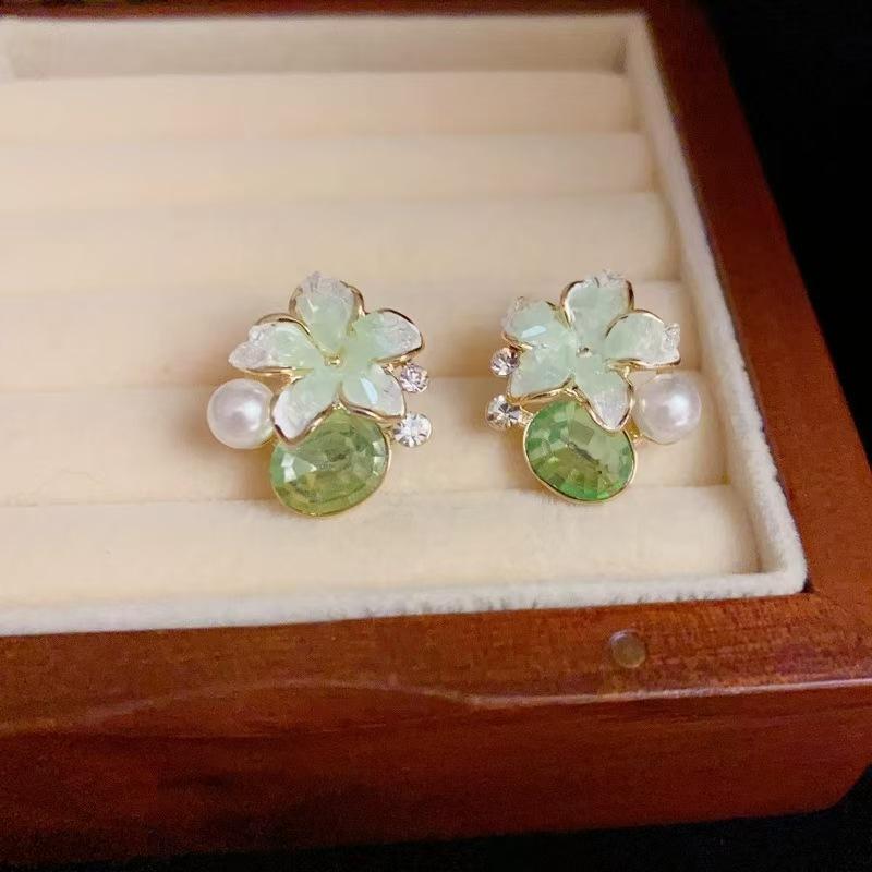 

Серьги-пусеты с цветком из жемчужного кристалла, инкрустированные бриллиантами, французский изысканный дизайн, высококлассный темперамент, универсальные серьги женские