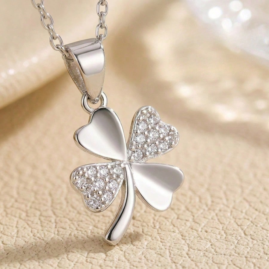 Lucky Clover Pendant Necklace Women's Light Luxury Niche Pendant Fashion Temperament Diamond Clavicle Chain