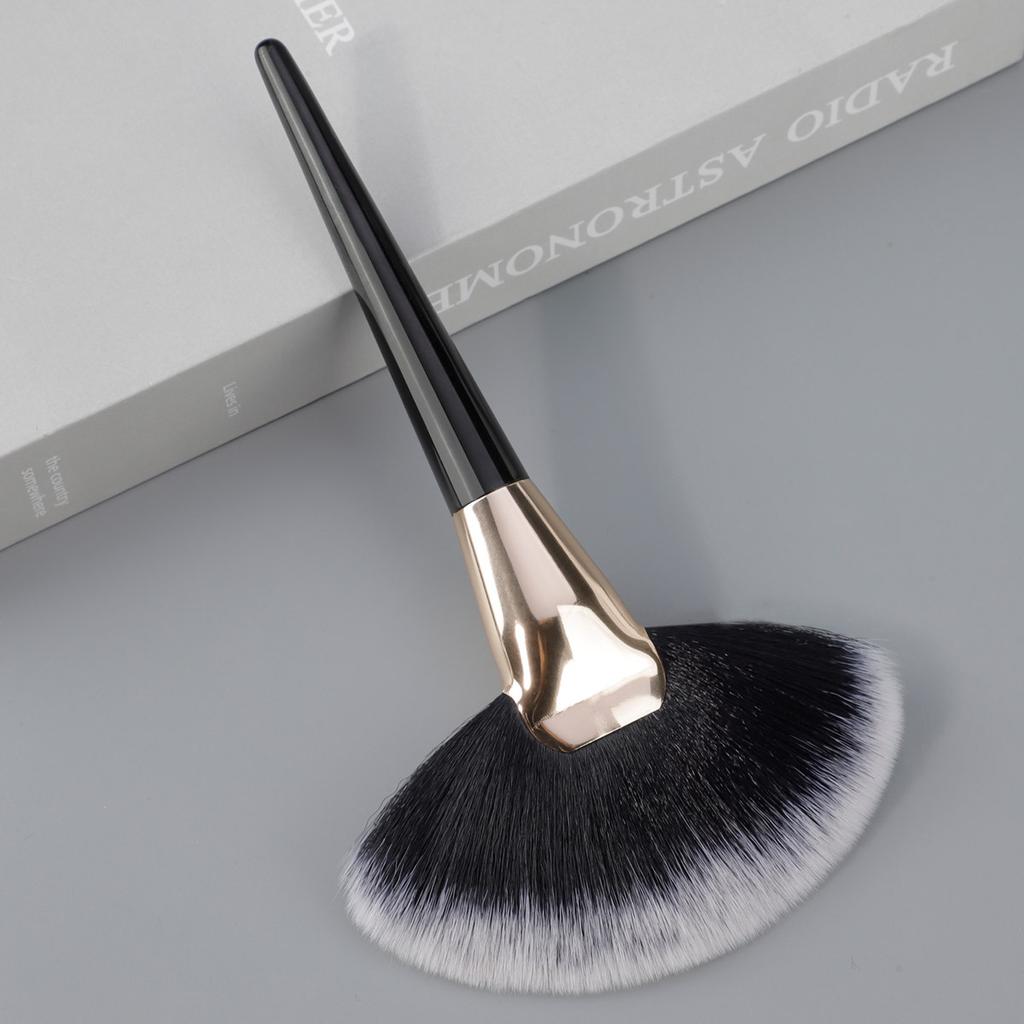 New Single Large Fan Brush Highlight Brush Residual Paint Face Brightening Brush Soft Bristle Brush Flame Makeup Tool
