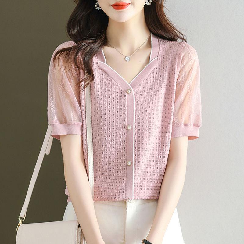 Sommer Neue Damen T-Shirts Koreanische Mode Uni V-Ausschnitt Spitze Aushöhlen Knopf Eis Seide Dünn Kurzarm Pullover Gestrickte Oberteile