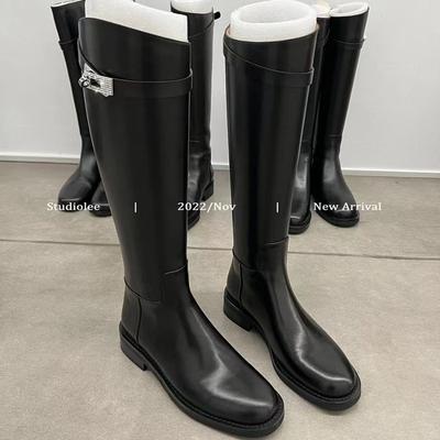 Botas Longas de Cavaleiro de Couro de Vaca Femininas de Bico Redondo Salto Grosso Botas Altas Solado Grosso Strass Fivela de Metal