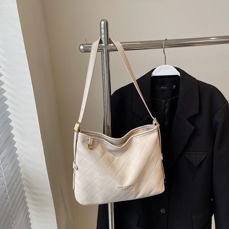 

Large capacity tote bag 2025 autumn and winter new retro shoulder messenger bag fashionable and sweet large capacity shoulder bag 28*11*20 бежевый