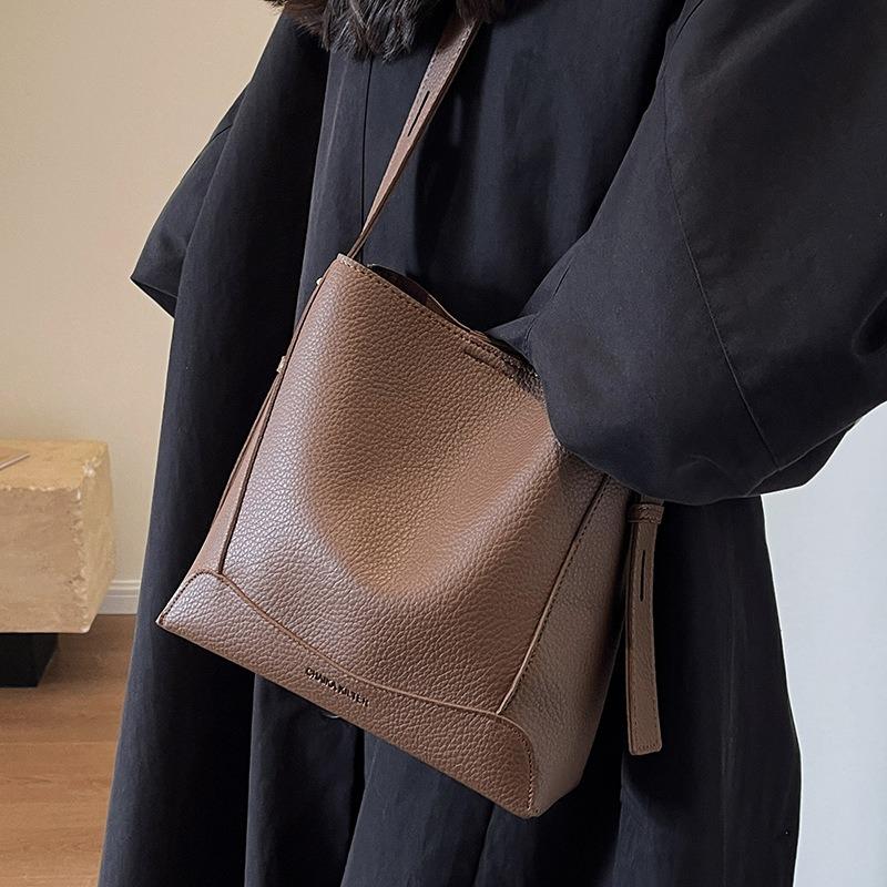 Popular Small Bags Women's Autumn and Winter Versatile New Retro Shoulder Messenger Bag Women's Texture Bucket Bag