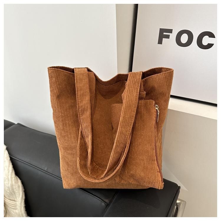 

Модна вельветова сумка на плече великої місткості Сумка для матері та дитини 2024 р. Популярна нова ніша Універсальна корейська жіноча сумка темно-коричневого кольору