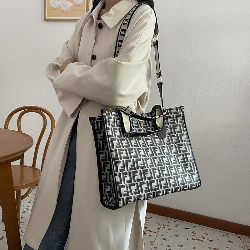 Bags Fashion Atmospheric Women's Bags Large Capacity Crossbody 2025 New Popular Bags One Shoulder Portable Tote Bag