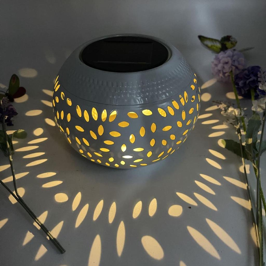 Solar Schmiedeeisen Garten Aschenbecher Ornament: Ausgehöhlte Hofleuchte für Innen-/Außenbalkon und Villa-Landschaftsdekor.