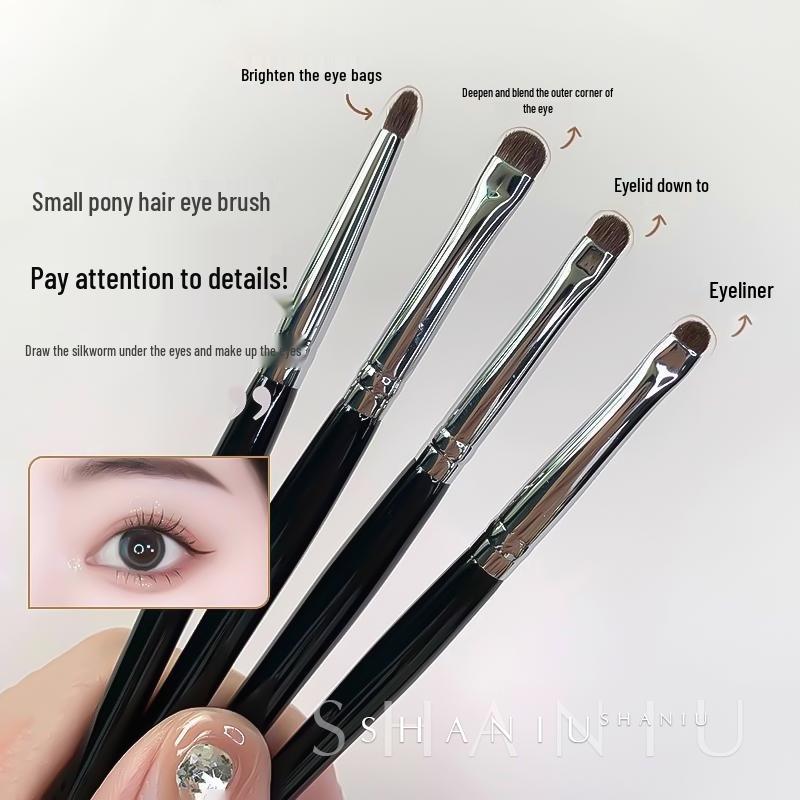 

Pony Hair Mini Eyeshadow & Detail Brush for Under-Eye and Inner Corners - Ideal for Makeup Artists