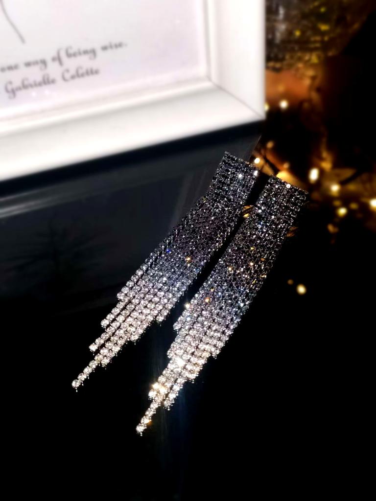 Schwarze Ohrhänger mit glänzenden Diamantquasten mit Farbverlauf