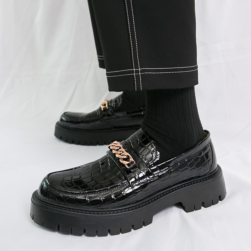 Metal chain with a thick sole to increase the height of casual British leather shoes