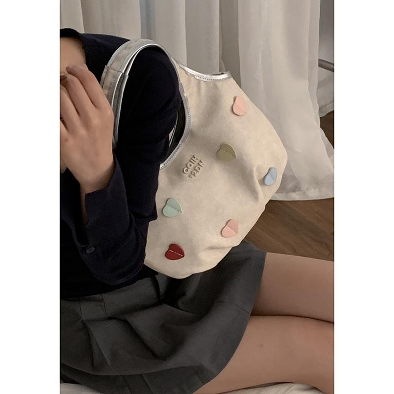 

Korean version of fashion handbag women s bag 2025 new large-capacity canvas bag niche texture shoulder armpit bag