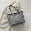 Fashionable and Stylish Color-matched Crossbody Bags Are Popular, Along with Tote Bag