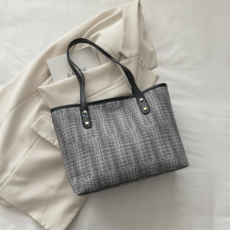 Fashionable and Stylish Color-matched Crossbody Bags Are Popular, Along with Tote Bag